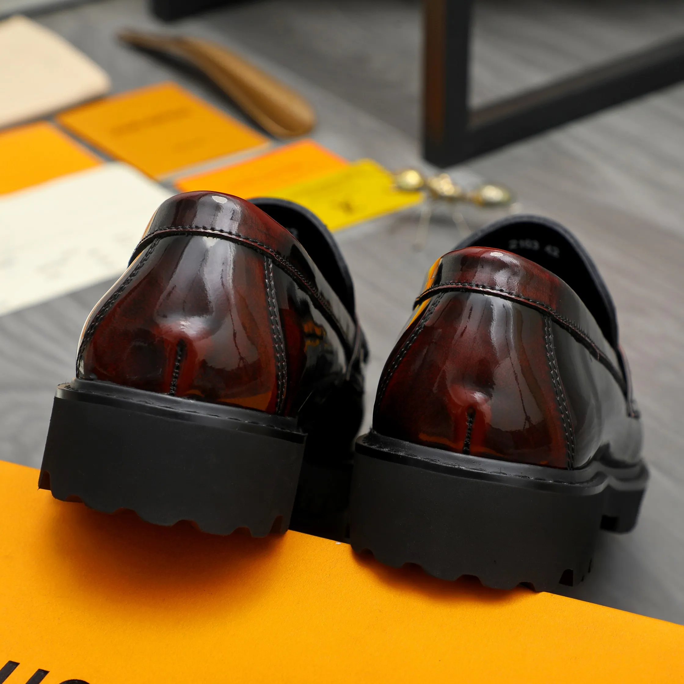 Men's shoes 💰p480 Product trademark: LV (Louis Vuitton) business slip-on leather shoes Regular size: 38-45 (45 is custom-made and non-returnable) Product materials: Selected high-quality color-brushed cowhide upper, cowhide lining, original rubber outsole